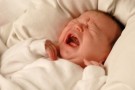I dilemmi delle neo-mamme: pianti, coccole, vizi e consigli della suocera