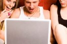 Adolescenti in vetrina su internet e genitori passivi: quali rischi?